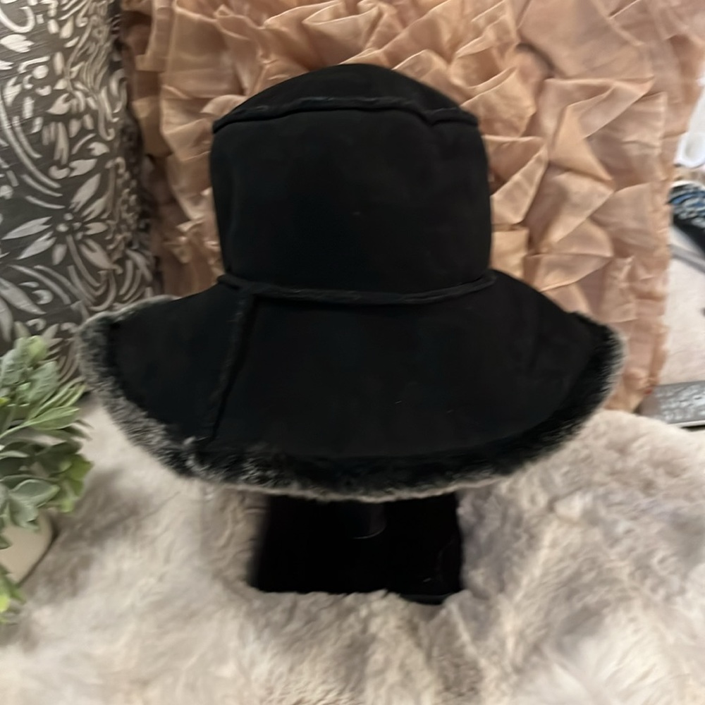 Fownes Women’s Faux Fur Shearling Black Bucket Hat One Size